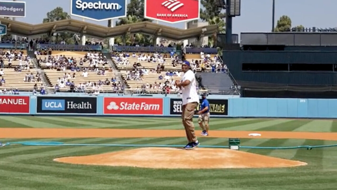 Video: Anthony Davis throws out first pitch for Dodgers on Lakers Night -  Silver Screen and Roll