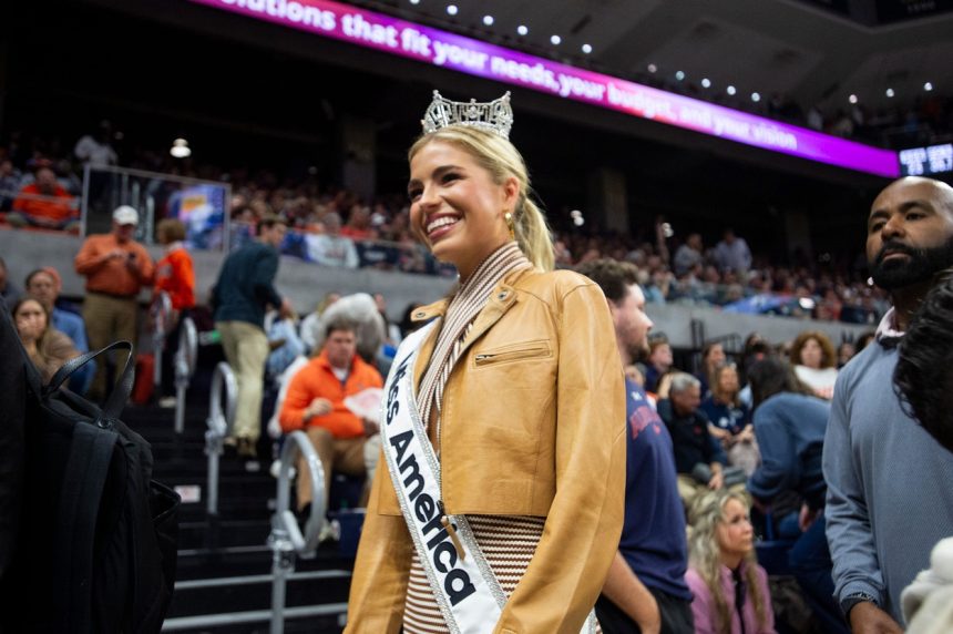 Lakers' Walker Kessler engaged to Miss America 2025 Abbie Stockard
